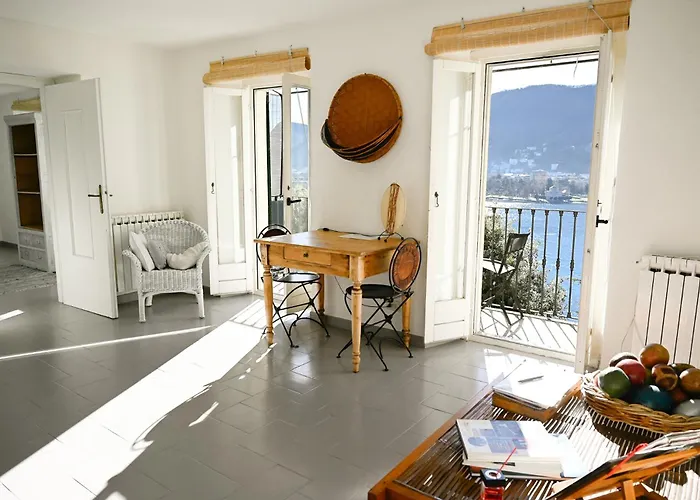 Apartman View Cozy With Small Garden Como